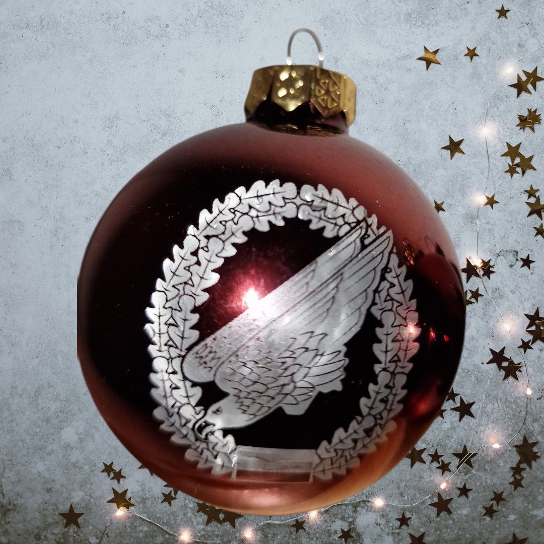 Weihnachtskugel aus Glas mit graviertem Emblem