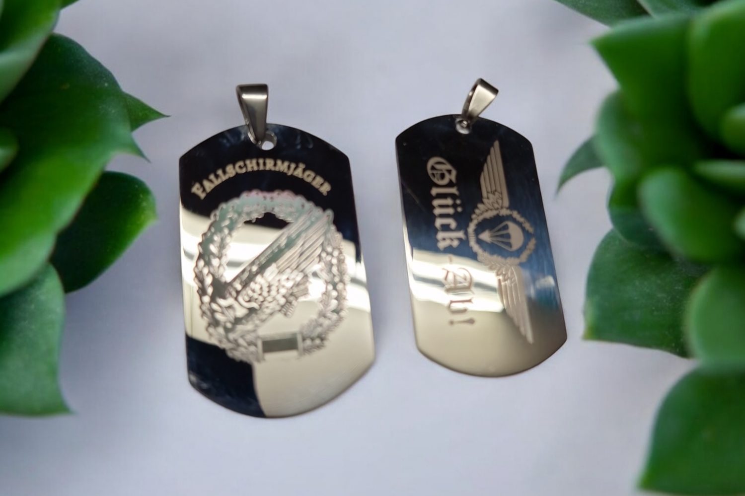 Zwei gravierte Dog-Tag-Anhänger aus Edelstahl