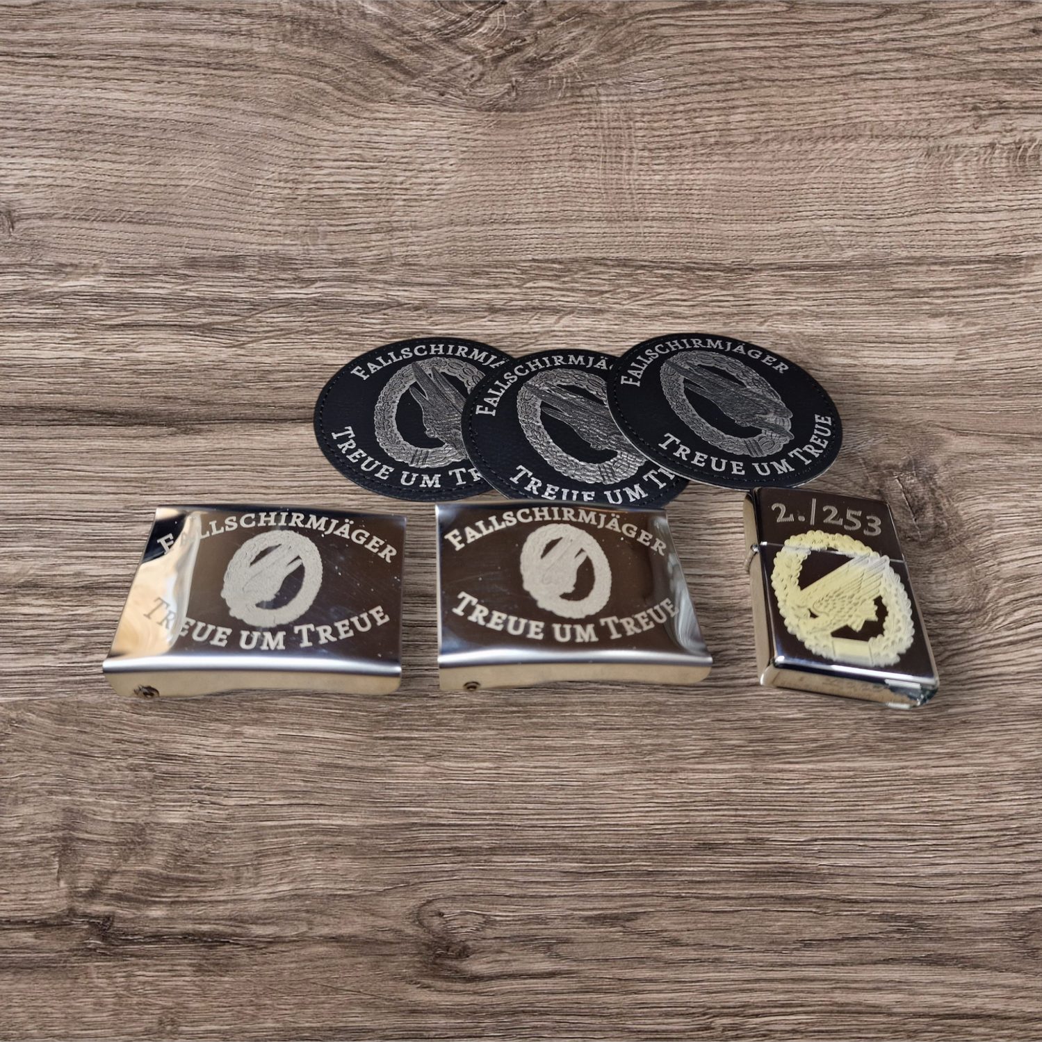Leder-Patches und Zippo-Feuerzeuge mit Gravur