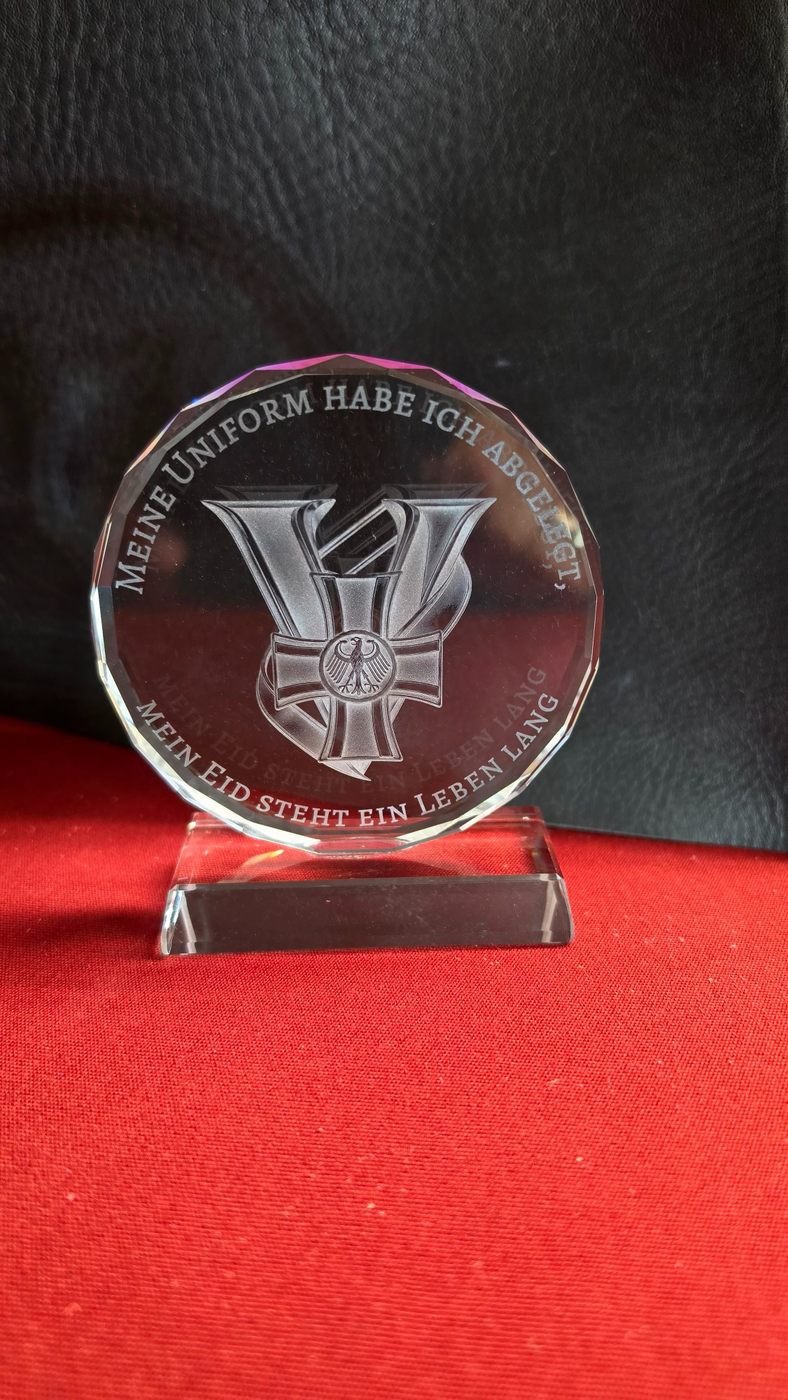 Facettierter runder Kristallglas-Pokal mit Textgravur