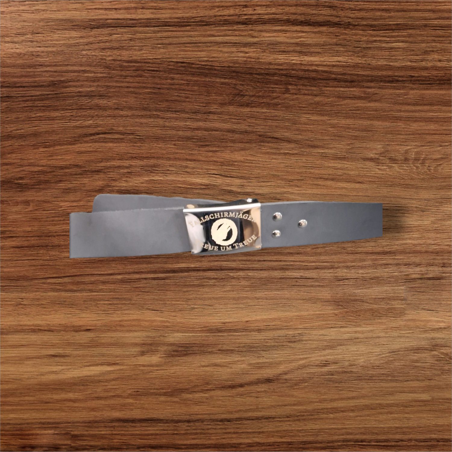 Ledergürtel mit metallener Gravur-Schließe