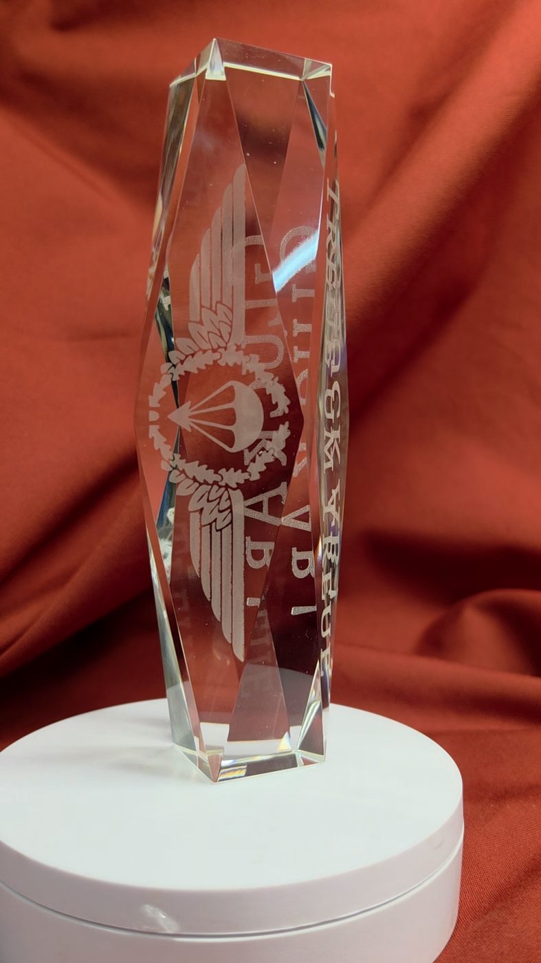 Kristallglas-Pokal mit Facettenschliff und Emblem-Gravur