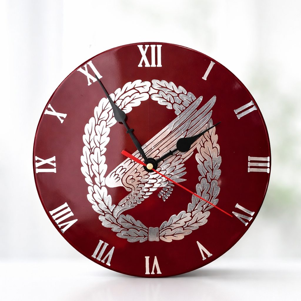 Runde Kristallglas-Wanduhr mit graviertem Emblem